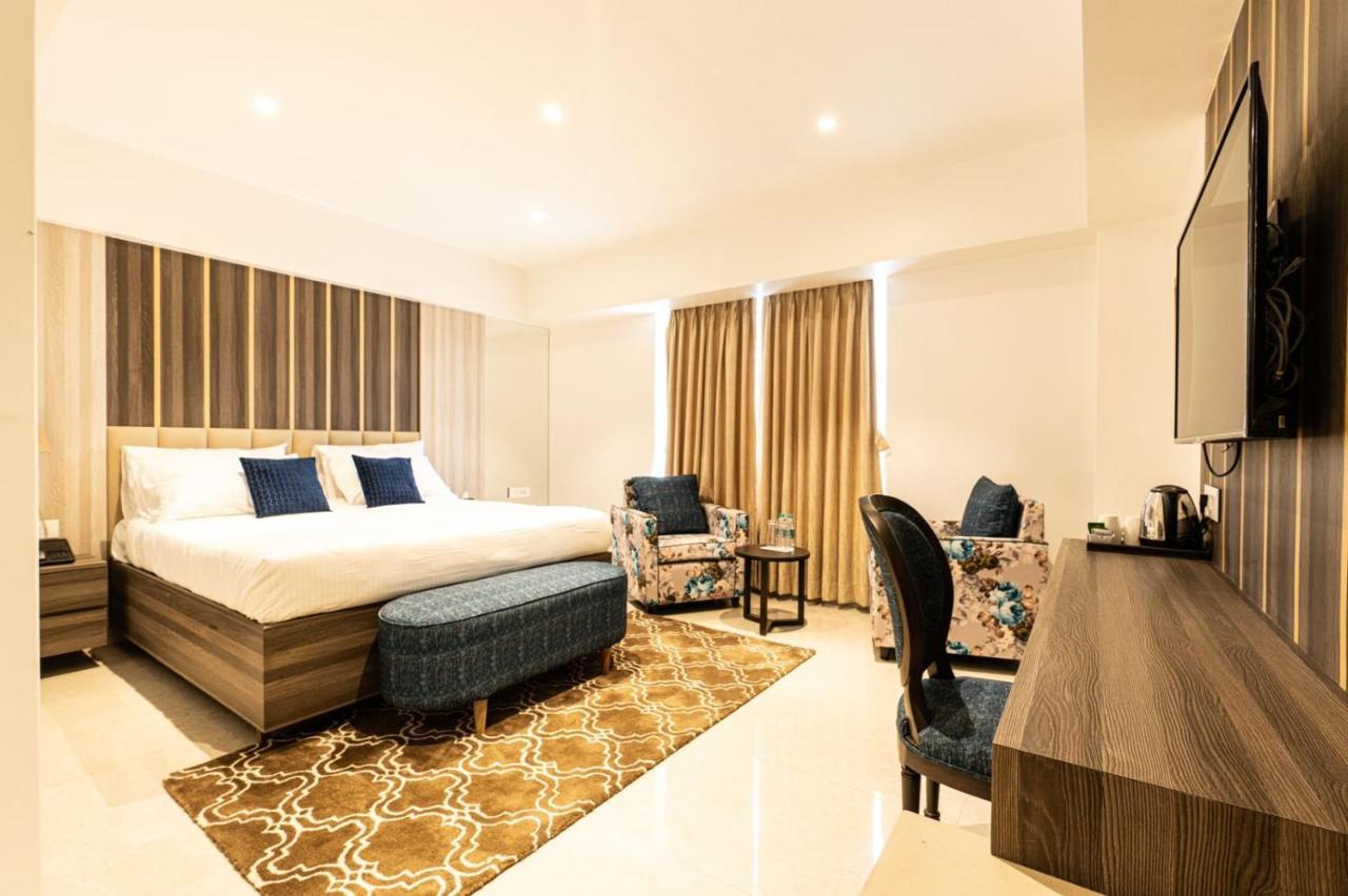 The Thane Club Luaran gambar