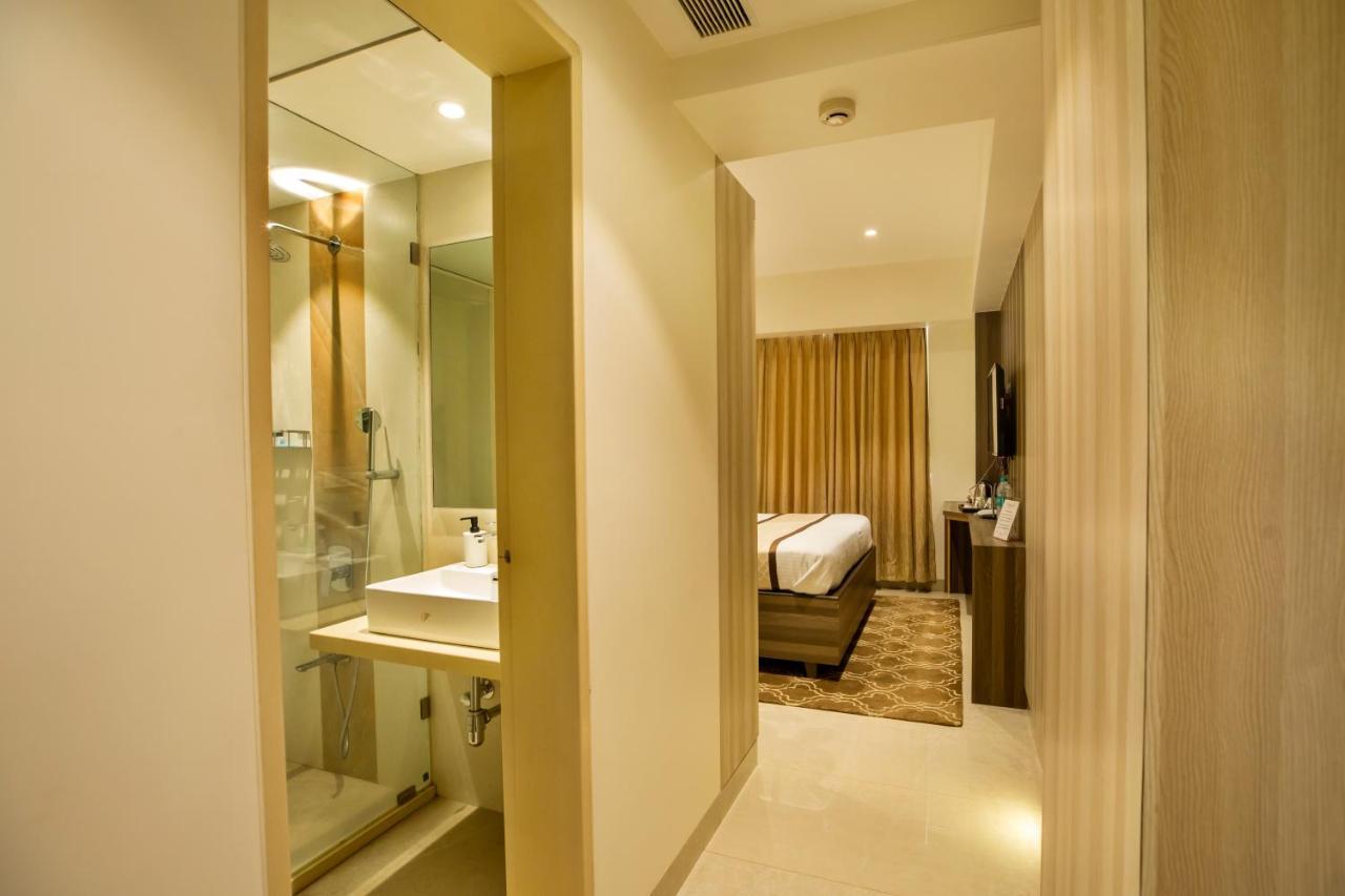 The Thane Club Luaran gambar