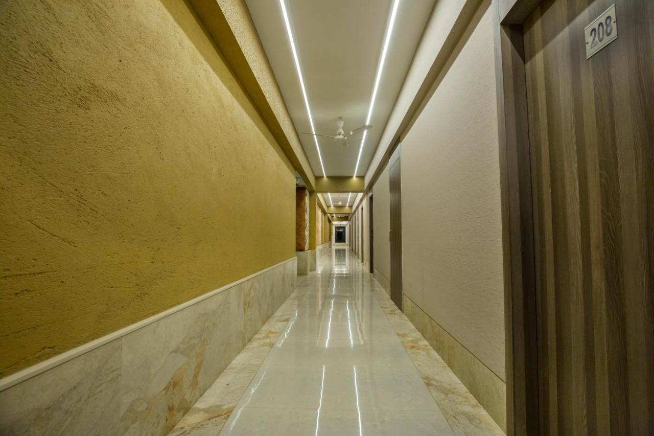 The Thane Club Luaran gambar